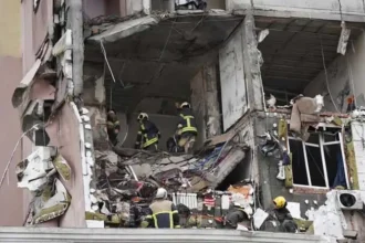 Russian Attack on Kyiv Kills One Ahead of Trump–Zelensky Meeting 5 russia attacks kyiv 27 dec 2025